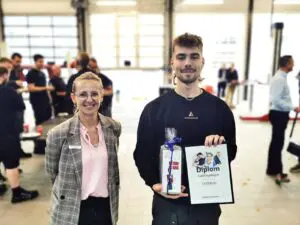 Lærling fra Autocentralen modtager helt særlig anerkendelse