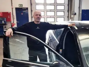 Mekaniker fejrer et kvart århundrede på værkstedsliften i Vejen