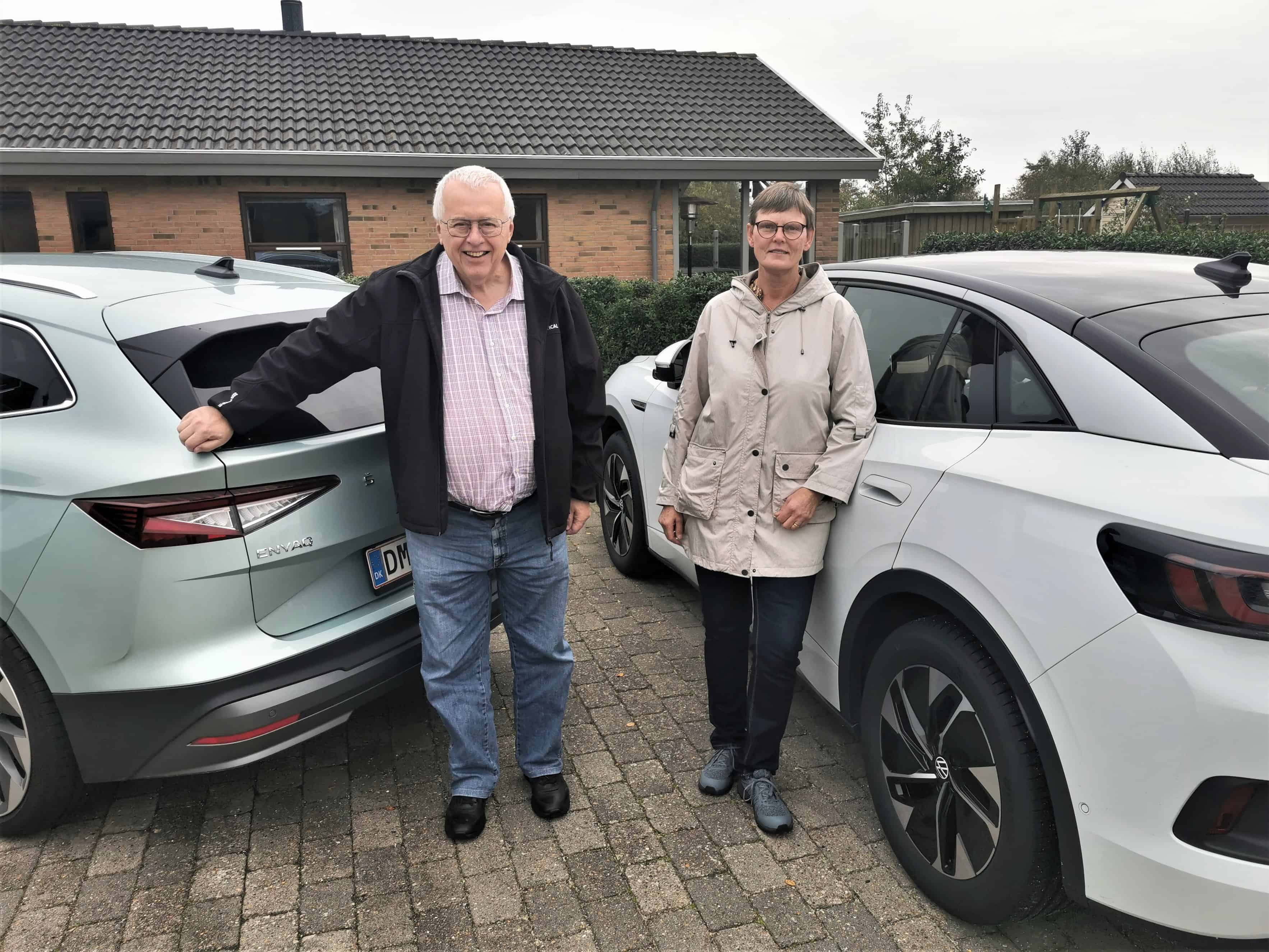 Den fine Skoda Enyaq til venstre er Johan Mogensen den primære bruger af, mens hustruens førstevalg er den hvide Volkswagen ID. 5