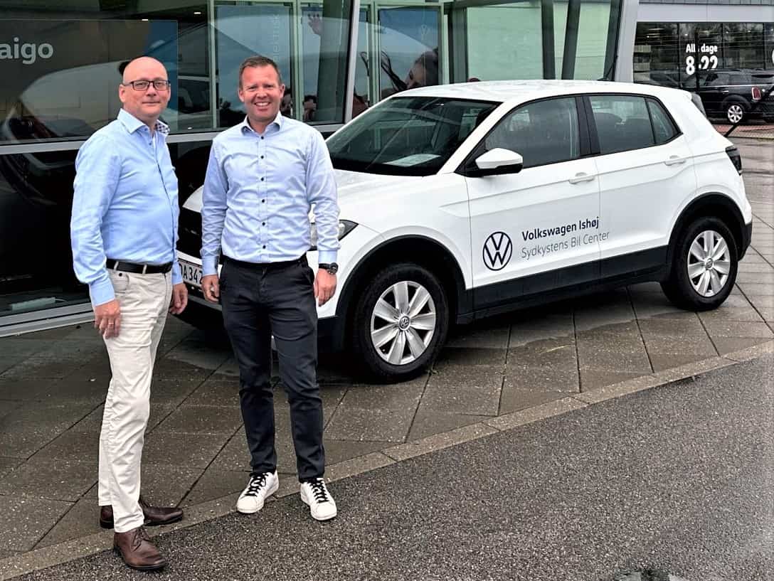 Både Flemming Christensen (tv) og Anders Jensen glæder sig over, at Volkswagen Ishøj nu bliver en del af Autocentralen. PR-foto